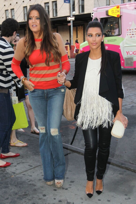 Kim Kardashian et sa soeur Khloe sur le tournage de leur télé-réalité dans les rues de New York le 21 avril 2012