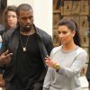En pleine promenade, Kim Kardashian et Kanye West dans les rues de New York le 21 avril 2012