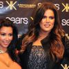 Kim Kardashian et sa soeur Khloe lors de la présentation de la nouvelle collection Kardashian Kollection à Chicago le 20 avril 2012