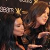 Kim Kardashian et sa soeur Khloe lors de la présentation de la nouvelle collection Kardashian Kollection à Chicago le 20 avril 2012