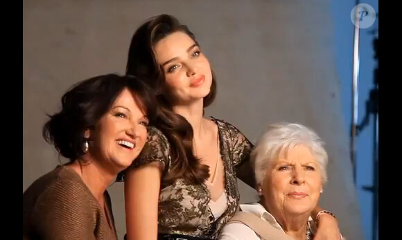 Capture d'écran du shooting réunissant Miranda Kerr, Ann Kerr et Therese Kerr pour le magazine Women's Weekly. Trois générations de Kerr, toutes aussi jolies !