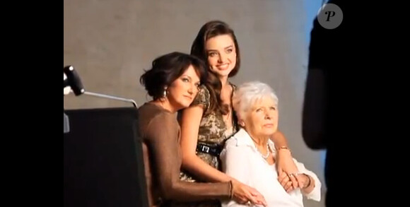 Capture d'écran du shooting réunissant Miranda Kerr, Ann Kerr et Therese Kerr pour le magazine Women's Weekly. Miranda et ses aînées brillent pour le photographe