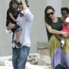 Angelina Jolie et Brad Pitt avec leurs enfants sur la plage en 2008