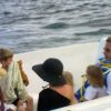 Angelina Jolie, Brad Pitt et leurs enfants sur le bateau qui les emmène sur leur lieu de villégiature pour quelques jours de vacances dans les îles Galapagos le 23 avril 2012