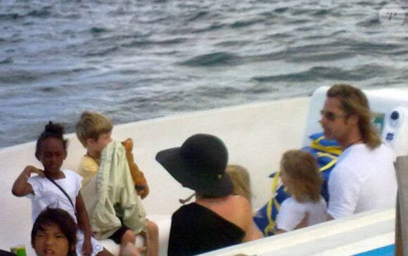 Angelina Jolie, Brad Pitt et leurs enfants sur le bateau qui les emmène sur leur lieu de villégiature pour quelques jours de vacances dans les îles Galapagos le 23 avril 2012