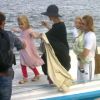 Angelina Jolie, Brad Pitt , Vivienne et Knox s'offrent quelques jours de vacances dans les îles Galapagos le 23 avril 2012 et débarquent du bateau