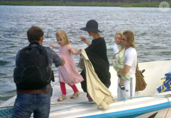 Angelina Jolie, Brad Pitt , Vivienne et Knox s'offrent quelques jours de vacances dans les îles Galapagos le 23 avril 2012 et débarquent du bateau