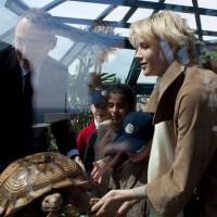 Princesse Charlene: Radieuse, les cheveux courts, en compagnie de jolies tortues
