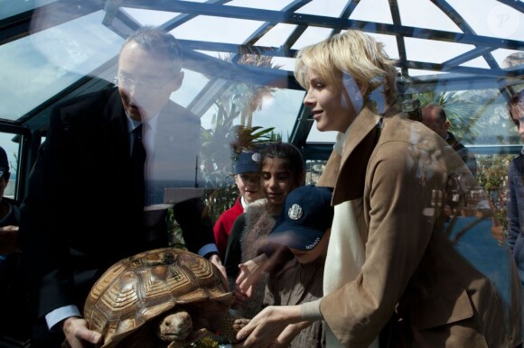 La princesse Charlene de Monaco inaugure L'Ile aux tortues sur le toit du Musée océanographique de Monaco, le 24 avril 2012.