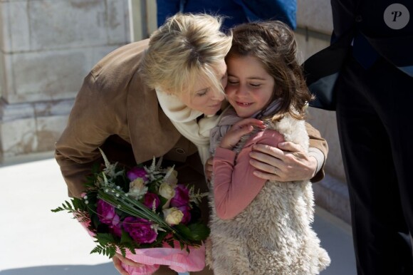 La princesse Charlene de Monaco remercie une petite fille qui vient de lui offrir ce joli bouquet à l'inauguration de L'Ile aux tortues sur le toit du Musée océanographique de Monaco, le 24 avril 2012.