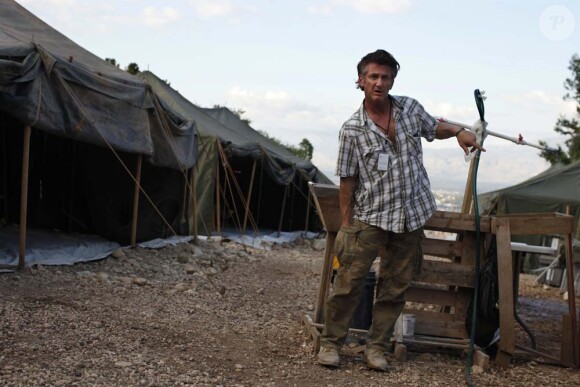 Le très engagé Sean Penn près de Port-au-Prince à Haïti, le 20 novembre 2010.
