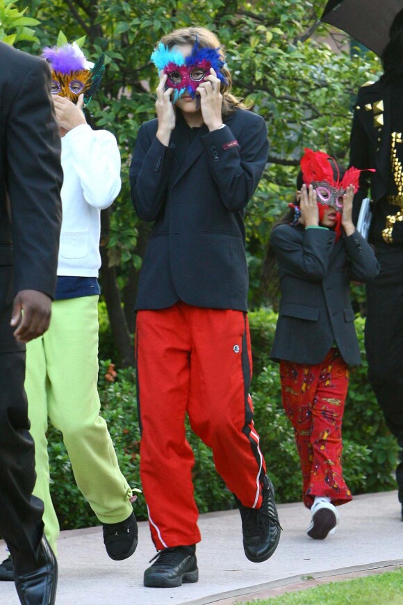 Les trois enfants de Michael Jackson sous leur masque, à Los Angeles, le 15 mai 2009.