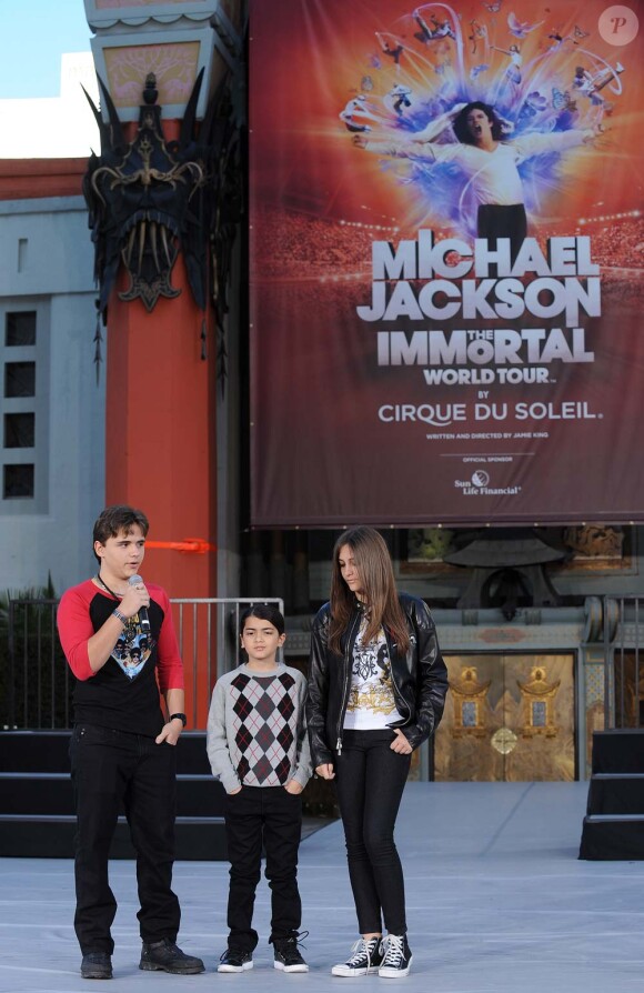 Prince, Paris et Blanket, les trois enfants de Michael Jackson à visage découvert, à Los Angeles, le 27 janvier 2012.