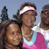 Bobby Brown en compagnie de Whitney Houston et de leur fille Bobbi Kristina au Disneyland d'Anahein en Californie en août 2004.