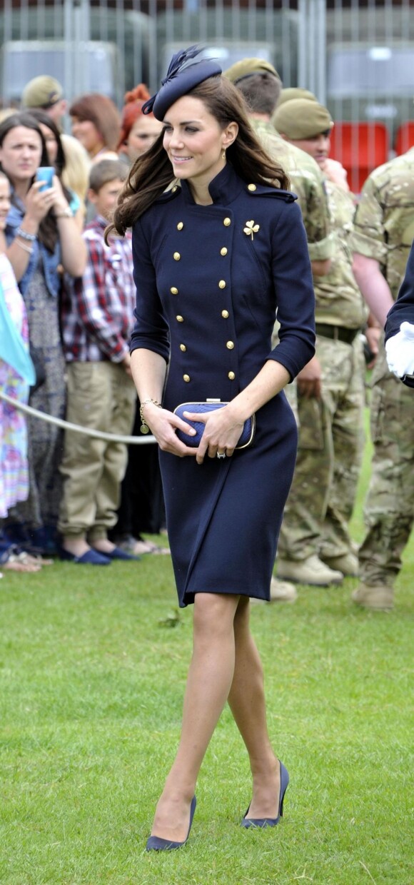 Kate Middleton à Victoria Barracks, Windor, le 25 juin 2011.
Catherine, duchesse de Cambridge (Kate Middleton), devenue de manière fulgurante une icône de style depuis son entrée dans la famille royale, s'en est souvent remise au bleu, une couleur qu'elle affectionne, pour des occasions spéciales.