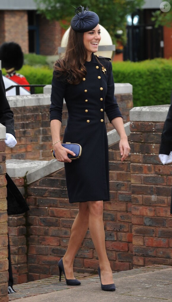 Kate Middleton à Victoria Barracks, Windor, le 25 juin 2011.
Catherine, duchesse de Cambridge (Kate Middleton), devenue de manière fulgurante une icône de style depuis son entrée dans la famille royale, s'en est souvent remise au bleu, une couleur qu'elle affectionne, pour des occasions spéciales.