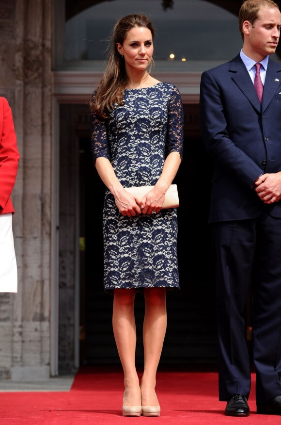 Kate Middleton à Los Angeles le 10 juillet 2011.
Catherine, duchesse de Cambridge (Kate Middleton), devenue de manière fulgurante une icône de style depuis son entrée dans la famille royale, s'en est souvent remise au bleu, une couleur qu'elle affectionne, pour des occasions spéciales.
