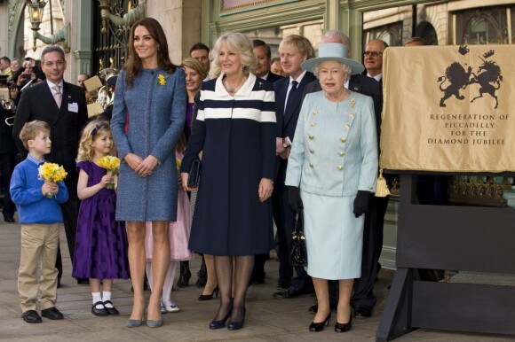 Kate Middleton avec la reine Elizabeth II et Camilla Parker Bowles chez Fotnum and Masons à Piccadilly, le 1er mars 2012.
Catherine, duchesse de Cambridge (Kate Middleton), devenue de manière fulgurante une icône de style depuis son entrée dans la famille royale, s'en est souvent remise au bleu, une couleur qu'elle affectionne, pour des occasions spéciales.