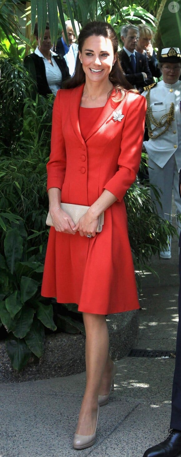 Kate Middleton lors de la tournée royale en Amérique du nord en juin-juillet 2011.
Catherine, duchesse de Cambridge (Kate Middleton), devenue de manière fulgurante une icône de style depuis son entrée dans la famille royale, s'en est souvent remise au bleu, une couleur qu'elle affectionne, pour des occasions spéciales.