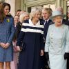 Kate Middleton avec la reine Elizabeth II et Camilla Parker Bowles chez Fotnum and Masons à Piccadilly, le 1er mars 2012.
Catherine, duchesse de Cambridge (Kate Middleton), devenue de manière fulgurante une icône de style depuis son entrée dans la famille royale, s'en est souvent remise au bleu, une couleur qu'elle affectionne, pour des occasions spéciales.