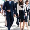 Kate et William lors de leur tournée royale à l'été 2011.
Catherine, duchesse de Cambridge (Kate Middleton), devenue de manière fulgurante une icône de style depuis son entrée dans la famille royale, s'en est souvent remise au bleu, une couleur qu'elle affectionne, pour des occasions spéciales.