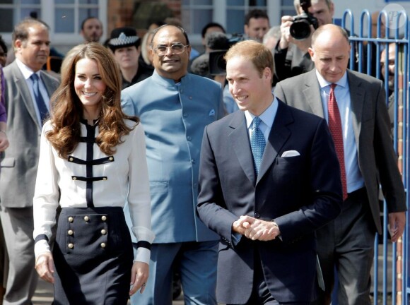 Kate et William lors de leur tournée royale à l'été 2011.
Catherine, duchesse de Cambridge (Kate Middleton), devenue de manière fulgurante une icône de style depuis son entrée dans la famille royale, s'en est souvent remise au bleu, une couleur qu'elle affectionne, pour des occasions spéciales.