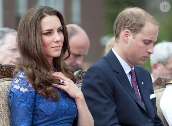 Kate Middleton à Québec le 3 juillet 2011.
Catherine, duchesse de Cambridge (Kate Middleton), devenue de manière fulgurante une icône de style depuis son entrée dans la famille royale, s'en est souvent remise au bleu, une couleur qu'elle affectionne, pour des occasions spéciales.