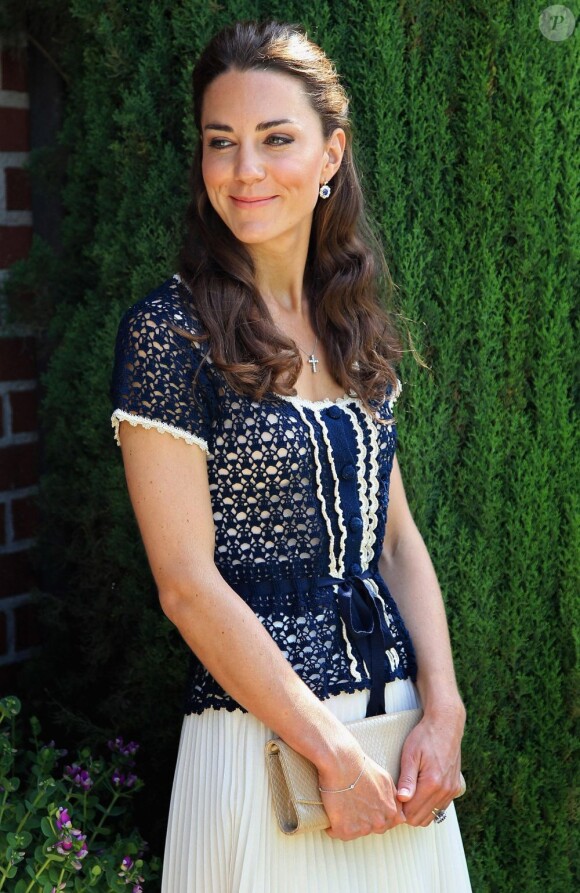 Kate Middleton lors de la tournée royale en Amérique du nord en juin-juillet 2011.
Catherine, duchesse de Cambridge (Kate Middleton), devenue de manière fulgurante une icône de style depuis son entrée dans la famille royale, s'en est souvent remise au bleu, une couleur qu'elle affectionne, pour des occasions spéciales.