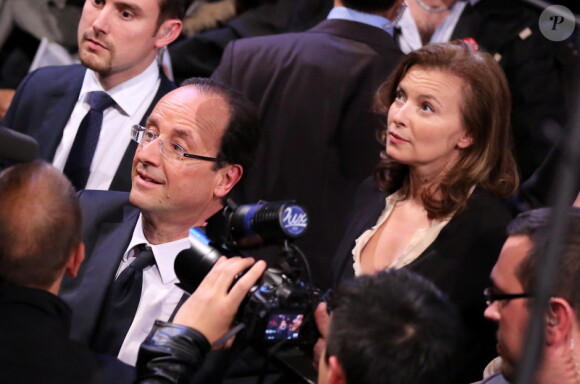 Valérie Trierweiler au côté de François Hollande le 29 avril 2012 à Paris lors du meeting de ce dernier à Bercy