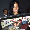 Rihanna à la sortie d'un studio d'enregistrement, son disque de platine entre les mains. New York, le 1er mai 2012.