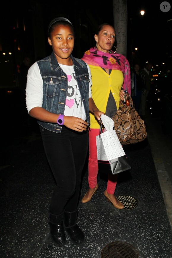 Vanessa Williams et sa fille Sasha, 12 ans, à la sortie du restaurant Katsuya à Hollywood. Le 1er mai 2012.
