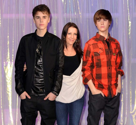 Justin Bieber et sa maman au musée de cire Madame Tussauds de Londres, le 15 mars 2011.