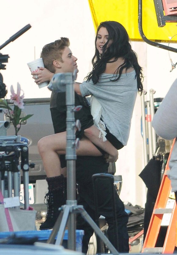 Selena Gomez et son petit ami Justin Bieber sur le tournage du clip Boyfriend, à Los Angeles, le 21 avril 2012.