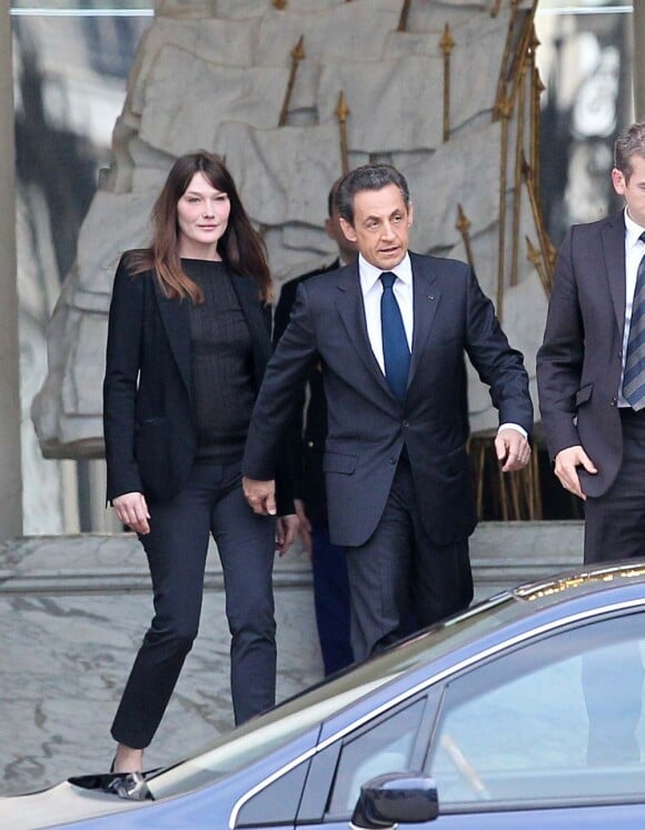 Après la révélation des résultats Carla Bruni et Nicolas Sarkozy quittent l'Elysée, à Paris, le 6 mai 2012.