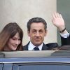 Peu après 20 heures, Carla Bruni et Nicolas Sarkozy quittent l'Elysée, à Paris, le 6 mai 2012.