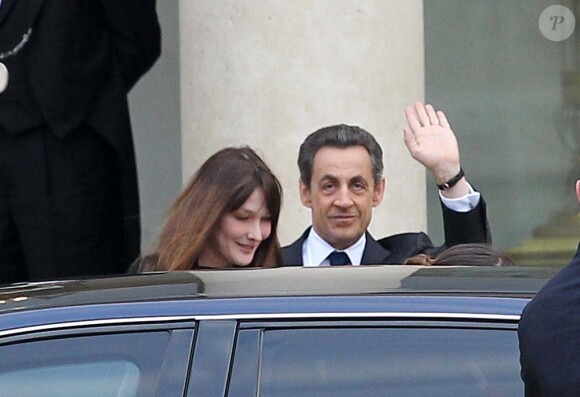 Peu après 20 heures, Carla Bruni et Nicolas Sarkozy quittent l'Elysée, à Paris, le 6 mai 2012.