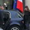 Après la révélation des résultats Carla Bruni et Nicolas Sarkozy quittent l'Elysée, à Paris, le 6 mai 2012.