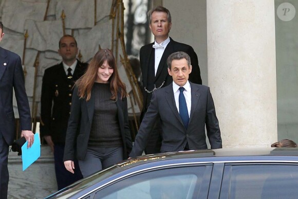 Après la révélation des résultats Carla Bruni et Nicolas Sarkozy quittent l'Elysée direction La Mutualité, à Paris, le 6 mai 2012.