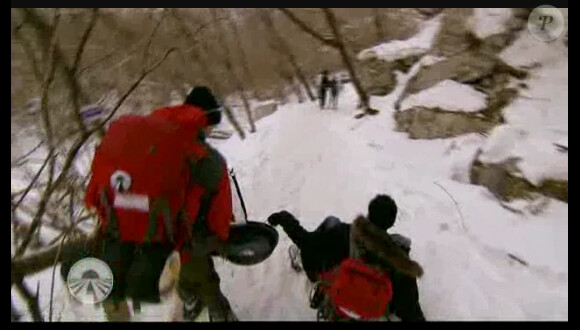 Alex Goude encaisse les chutes sur le Mont Taebaek en Corée du Sud dans la bande-annonce de Pékin Express : Le Passager Mystère (le mercredi 9 mai 2012 sur M6 à 20h50)