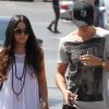 Très complices, Vanessa Hudgens et son chéri Austin Butler font leurs courses à Los Angeles le 7 mai 2012