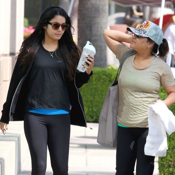 Vanessa Hudgens va au sport avec sa mère Gina à Los Angeles le 7 mai 2012