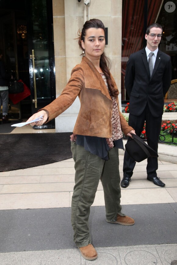 Cote de Pablo à la sortie de son hôtel parisien le 8 mai 2012