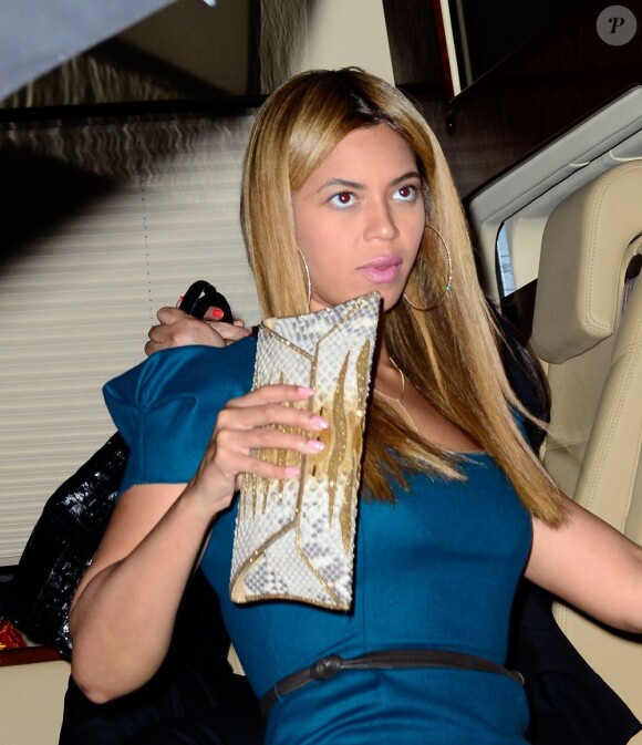 Beyoncé à la descente de son van à New York, le 8 mai 2012.