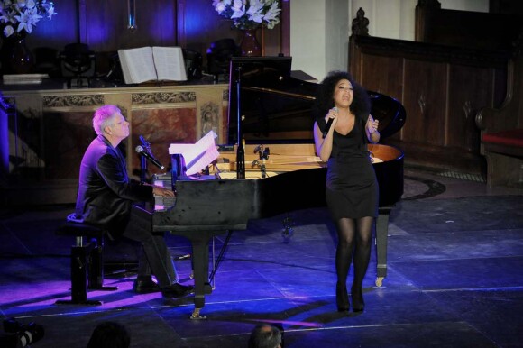 Le compositeur Alan Menken et son interprète principale Kania au showcase de la comédie musicale Sister Act à l'église américaine de Paris, le 9 mai 2012.