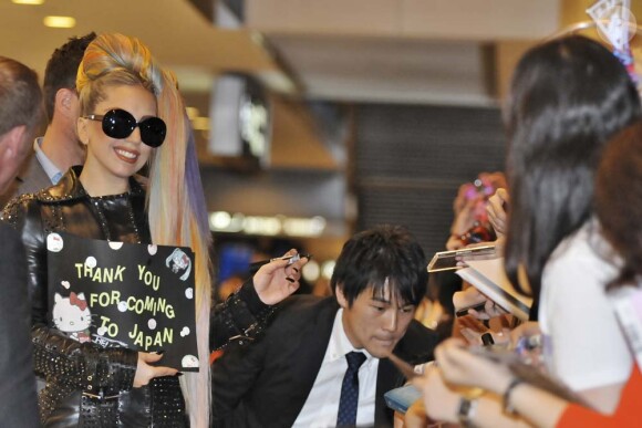 Lady Gaga arrive à Tokyo pour la tournée Born This Way Ball, le 8 mai 2012.