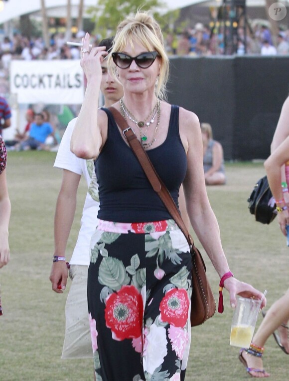 Melanie Griffith au milieu de la jeunesse californienne, passe du bon temps lors du Festival de Coachella. Le 21 avril 2012.