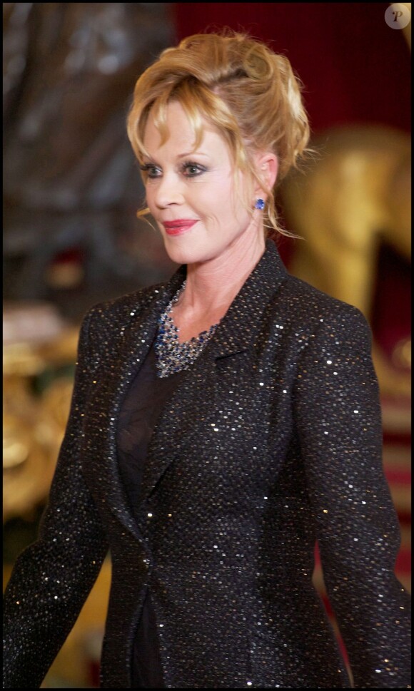 Melanie Griffith apparaît le visage figé lors d'un dîner de gala au Palais Royal à Madrid, le 25 avril 2011.