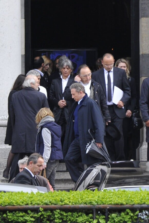 Michel Drucker et Mario d'Alba aux obsèques d'Eric Charden, le 11 mai 2012, à Paris.