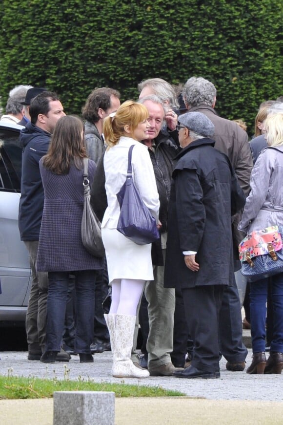 Stone, alias Annie Gautrat, en face de Didier Barbelivien, aux obsèques d'Eric Charden, le 11 mai 2012, à Paris.