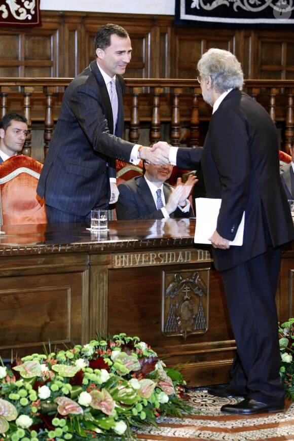 Le ténor Placido Domingo a reçu des mains du prince Felipe d'Espagne et en présence de son épouse Marta Ornelas le Prix Camino Real 2012, vendredi 11 mai 2012 à l'Université de Henares, à Madrid.